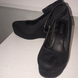 Black pump wedges!